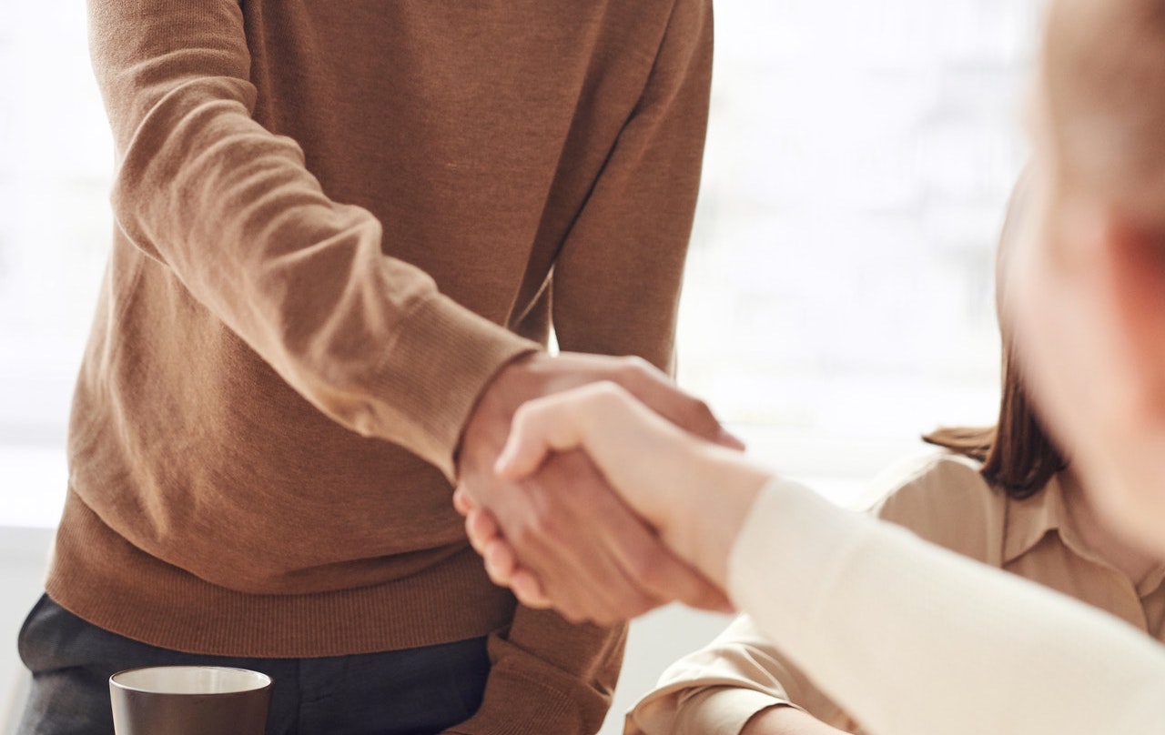 握手する手の画像